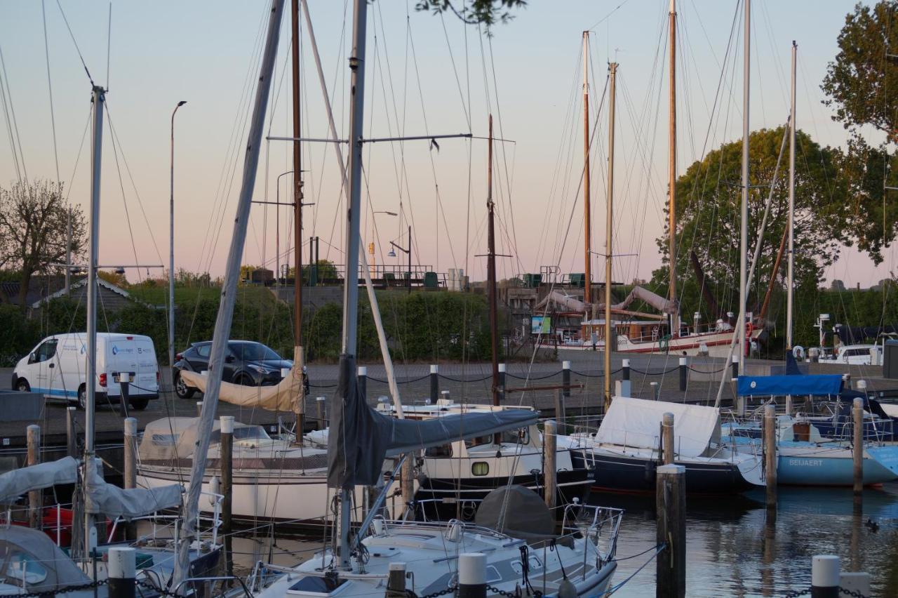 B&B Logeren Bij De Burgemeester Stad aan 't Haringvliet ภายนอก รูปภาพ